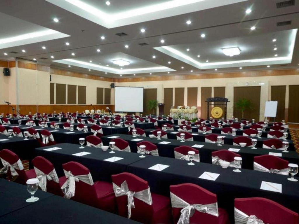 ג'קרטה Grand Cempaka Business Hotel מראה חיצוני תמונה